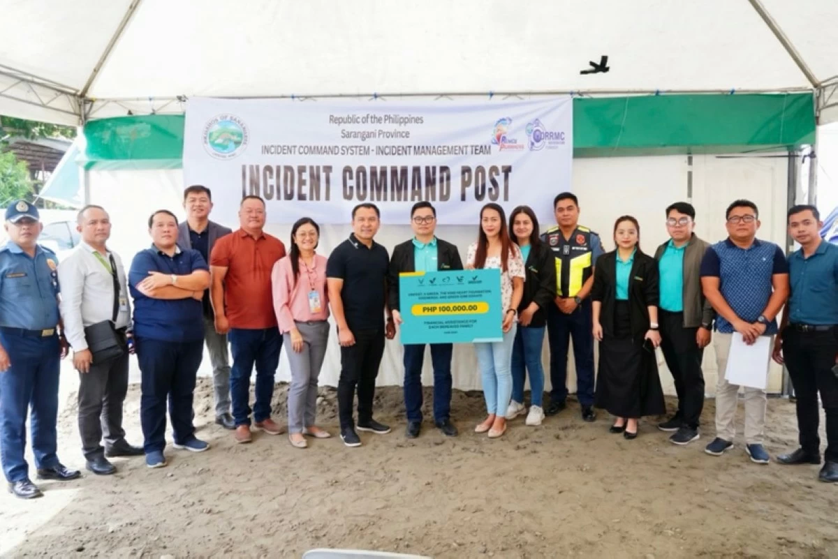 A symbolic P100,000 financial assistance contribution was presented by representatives of Vingroup's businesses in the Philippines to a representative of families who lost loved ones in the Mindanao earthquake, in coordination with local authorities in Saragani.