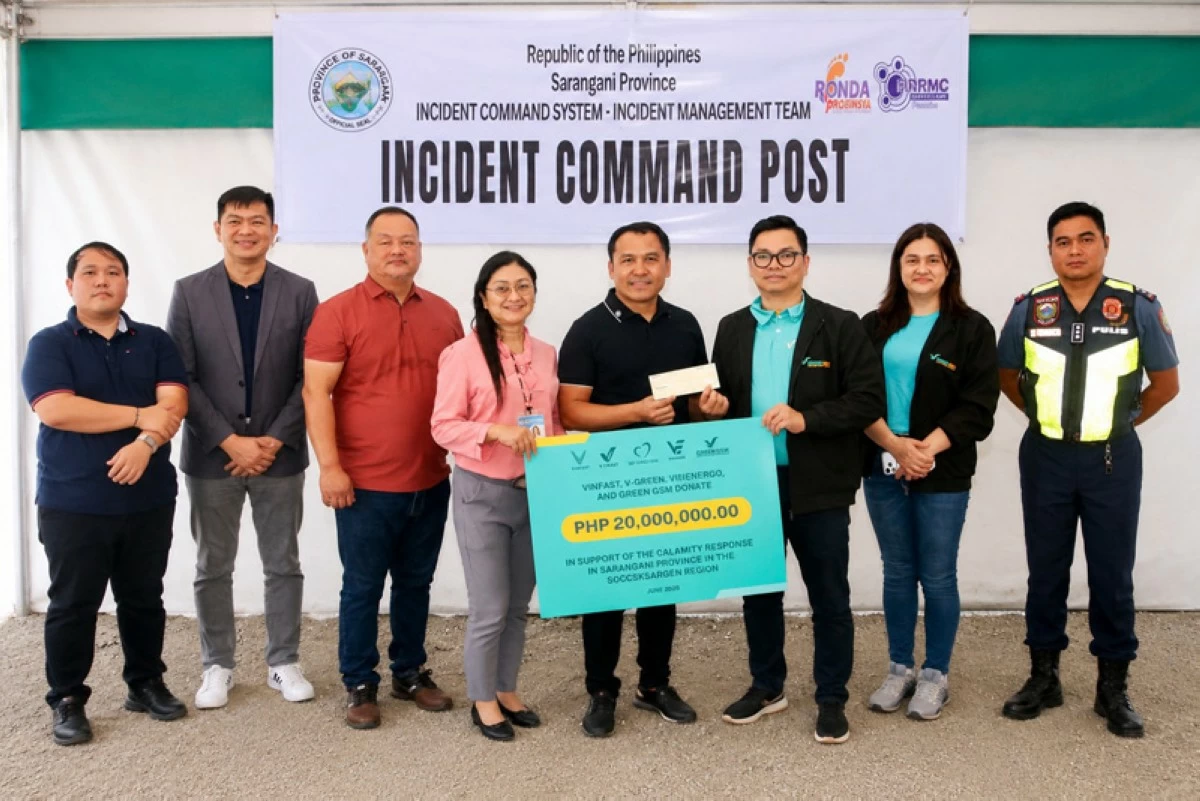 Representatives of Vingroup's businesses in the Philippines present a P20 million relief contribution to Hon. Rogelio 