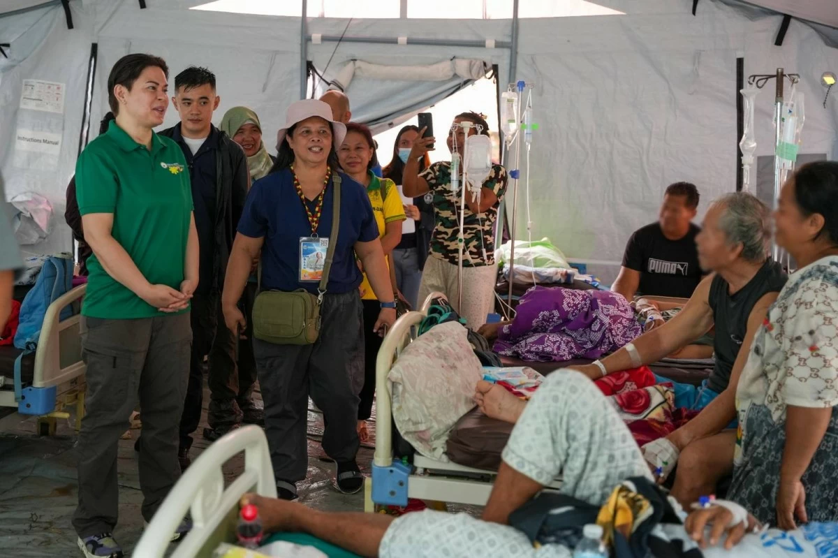 Vice President Sara Duterte met with displaced families staying at the evacuation site. (Photo from OVP)
