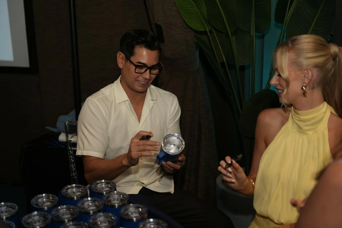 The celebrity endorsers cap off the afternoon with a special mug-signing activity for BlueWater Day Spa.