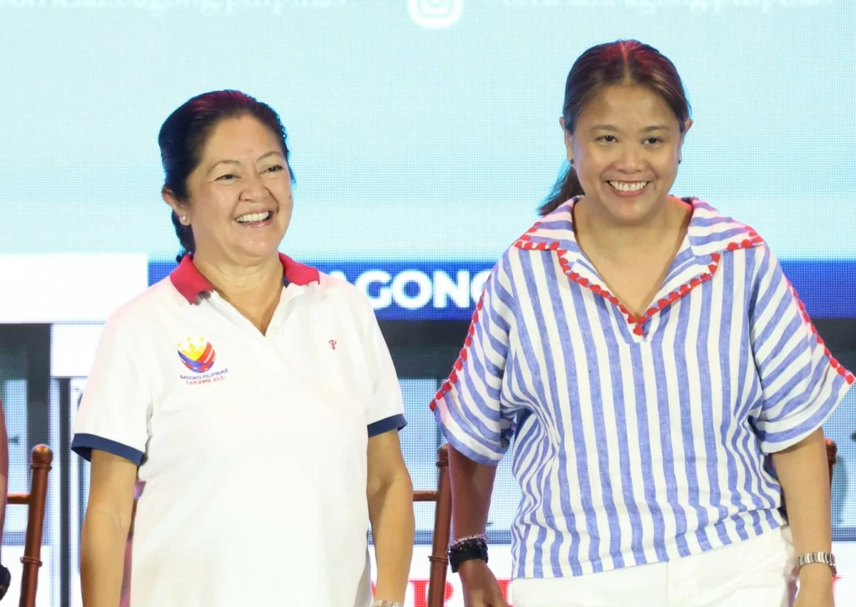 First Lady Louise Araneta-Marcos and Makati City Mayor Nancy Binay lead the “Lab For All: Laboratoryo, Konsulta at Gamot Para sa Lahat” program at the Makati Coliseum on June 23, bringing free healthcare services to city residents. (Photos from Makati LGU)