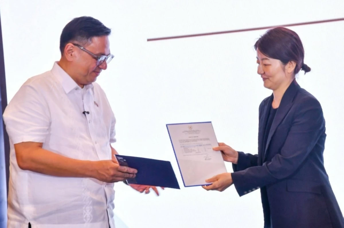 Muntinlupa Mayor Ruffy Biazon (left) and Lee Sangmi, KOICA deputy country director in the Philippines (Photo from Mayor Biazon’s Facebook account) 
