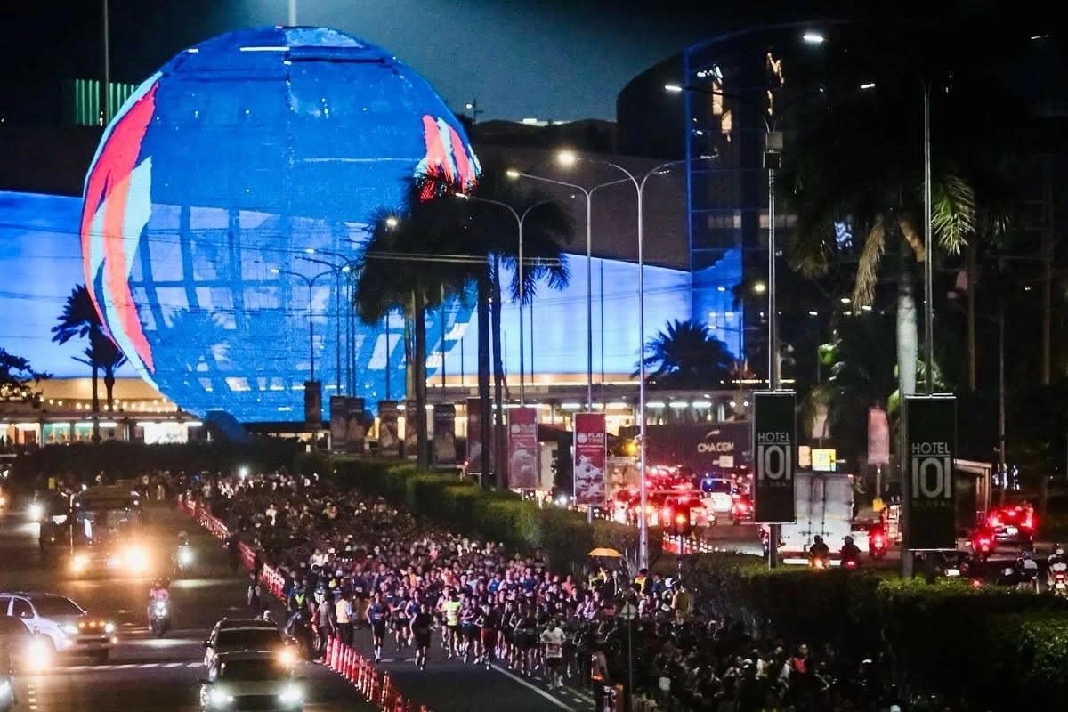Runners took on the historic EDSA route, connecting SM Mall of Asia and SM North EDSA, with the course passing SM Megamall and crossing the iconic Guadalupe Bridge before looping back to SM Mall of Asia.

