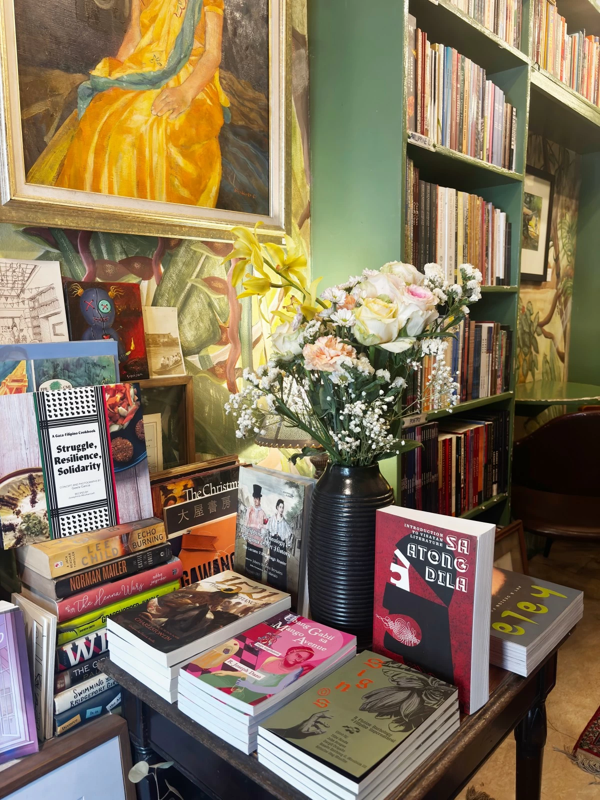 A GOOD PLACE TO READ — Fresh flowers give the bookshop 
an elegant touch.