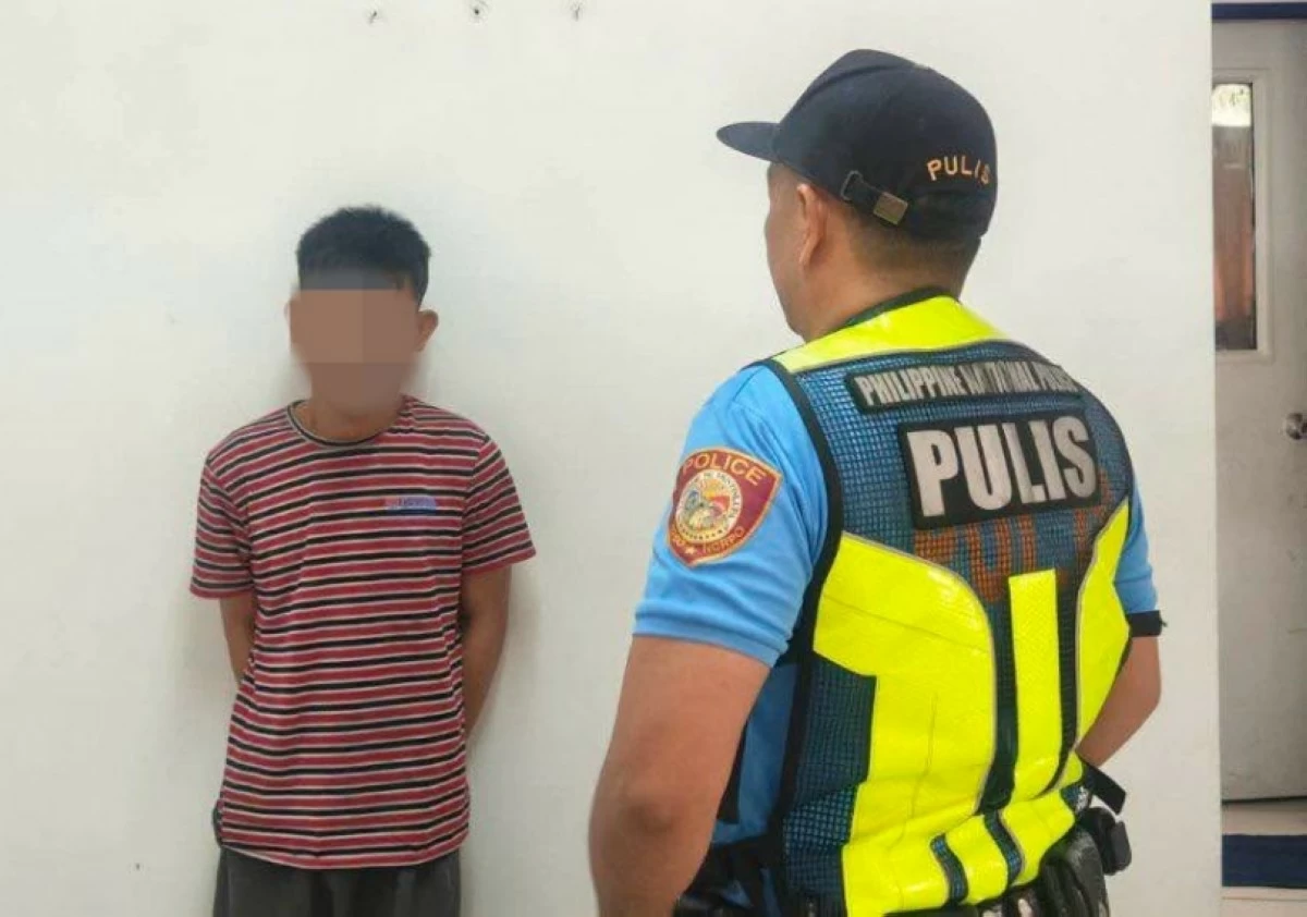 A Muntinlupa police officer with the arrested suspect (Photo from Mayor Ruffy Biazon's Facebook account)