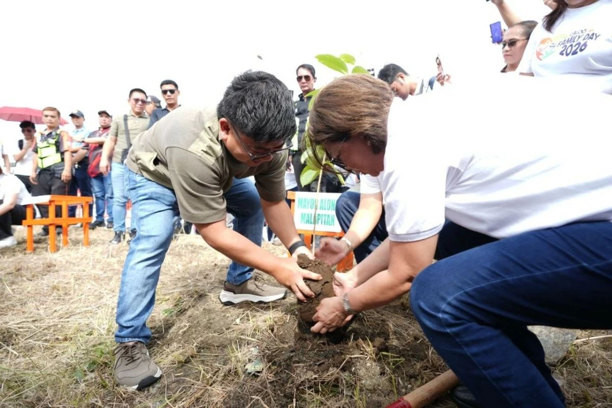 Mayor Dale Gonzalo “Along” Malapitan leads the planting of 3,100 seedlings with DENR representatives, partner agencies, and volunteers in Caloocan City in observance of Philippine Arbor Day 2026. (Photo from Caloocan LGU)