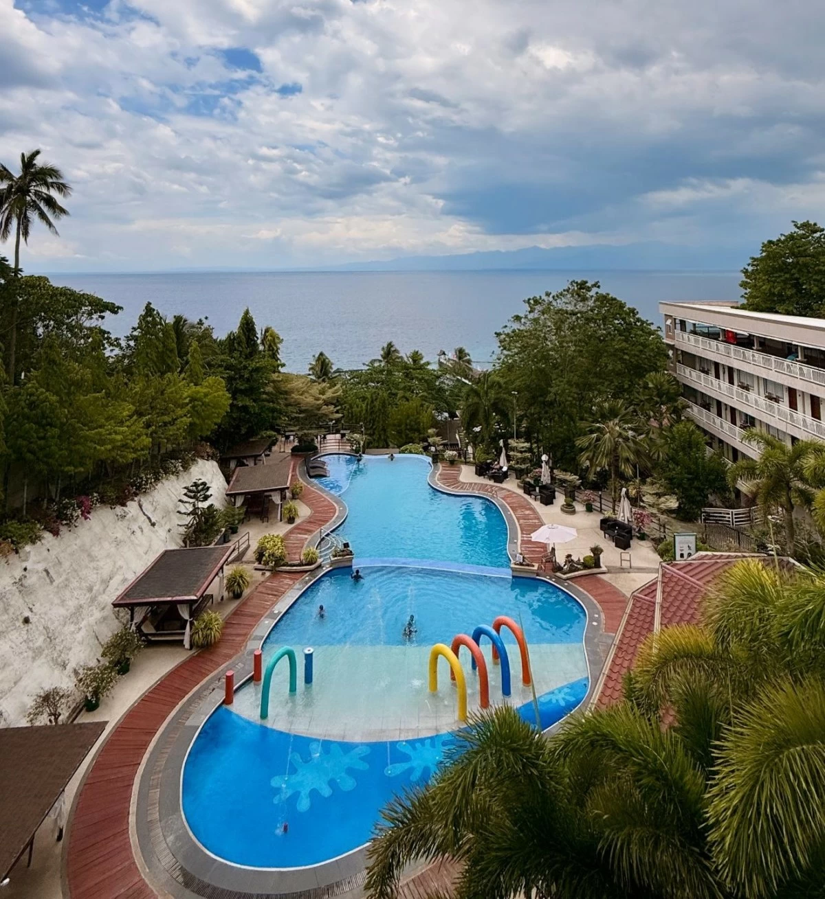 Villa Amparo Beach Resort. Prior to Davao Light’s entry in Samal, Villa Amparo had to rely on generator sets to hedge against the long and unpredictable power interruptions and continue its operations.