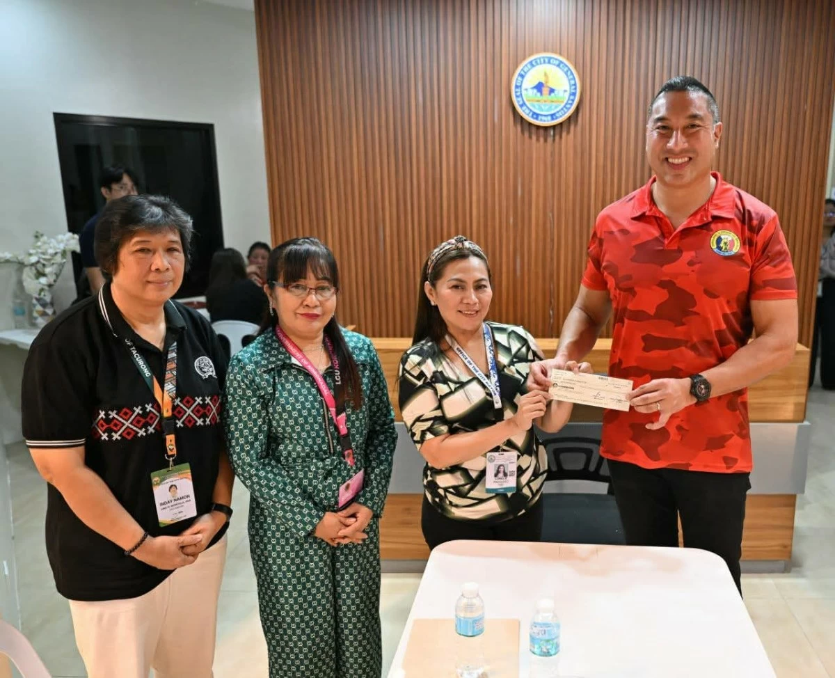 League of Cities of the Philippines National President and San Juan City Mayor Francis Zamora turns over P1 million in financial aid from the City Government of San Juan and another P1 million from the League of Cities of the Philippines to Mayor Lorelie Pacquiao in support of the city's ongoing recovery and rehabilitation efforts following the recent earthquake. Also present during the turnover were Koronadal City Mayor Bing Pabi-Araquil and Tacurong City Mayor Lina Montilla. (Photos from San Juan LGU)