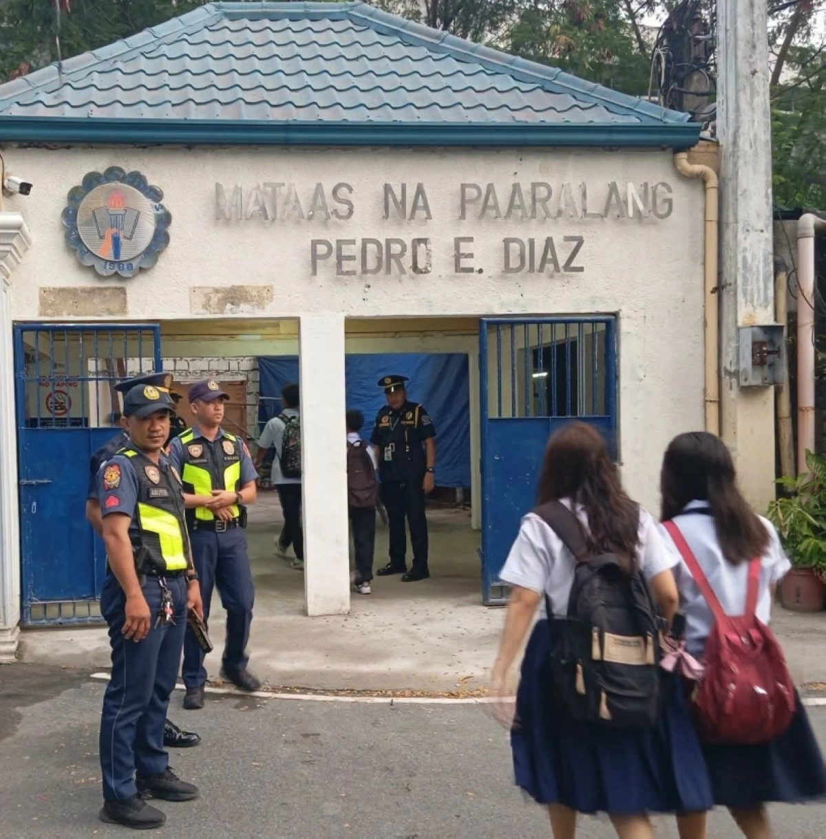 Muntinlupa police were seen outside the gate of the Pedro. E. Diaz High School in Alabang, Muntinlupa, on June 23. (Photo courtesy of Muntinlupa police)