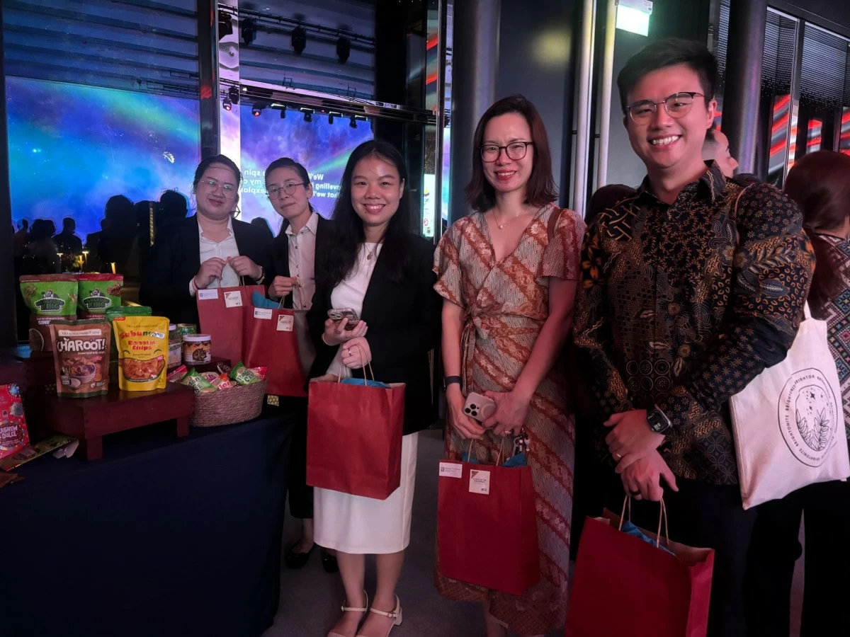 PTIC-Singapore presented “Taste of the Philippines” curated gift bags to guests, including Singapore Manufacturing Federation Senior Director Emmeline Lam and representatives from Singapore’s Ministry of Trade and Industry.