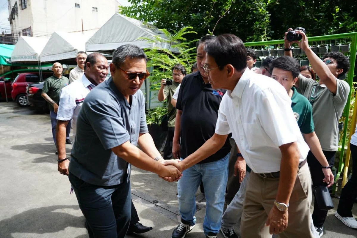 Mayor Edwin Olivarez welcomes Education Secretary Juan Edgardo "Sonny" Angara during his visit to Parañaque National High School-Main, which is facing controversy. (Photo courtesy of the Parañaque PIO)