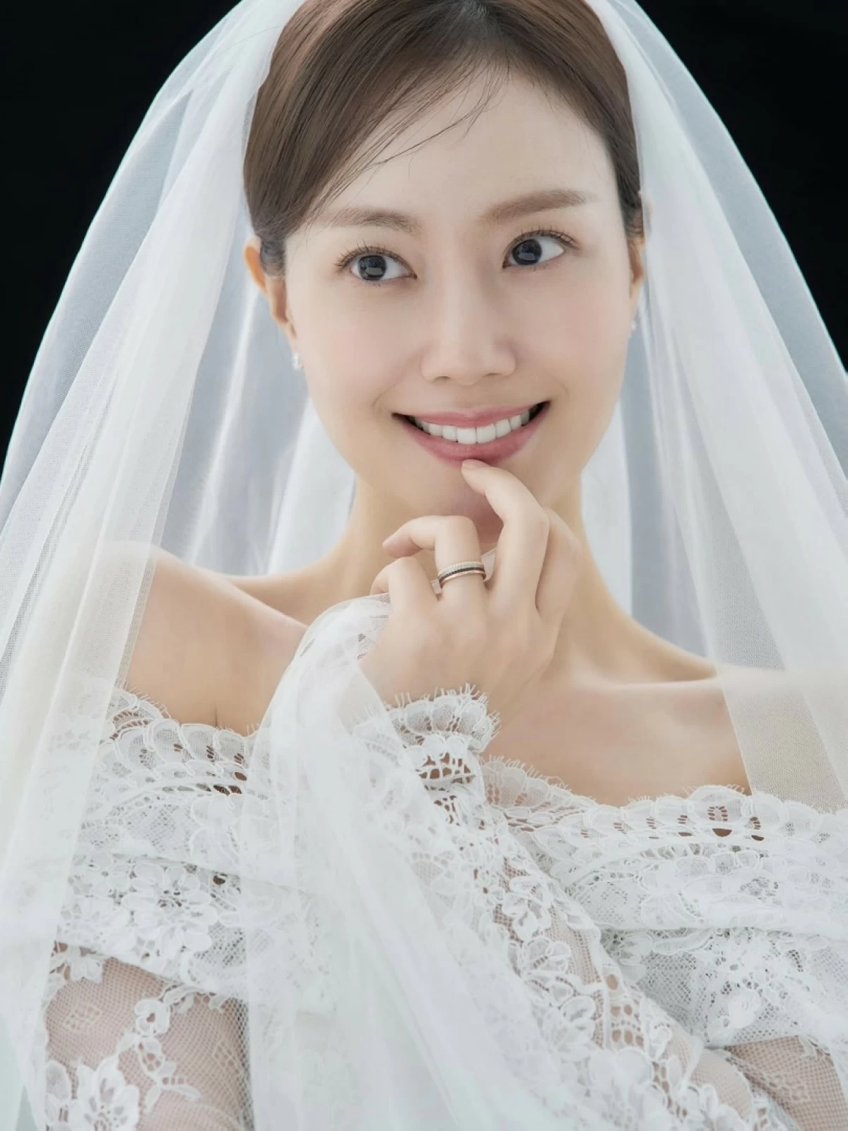 Korean actress Moon Chae-won in a pre-wedding pictorial (Instagram)