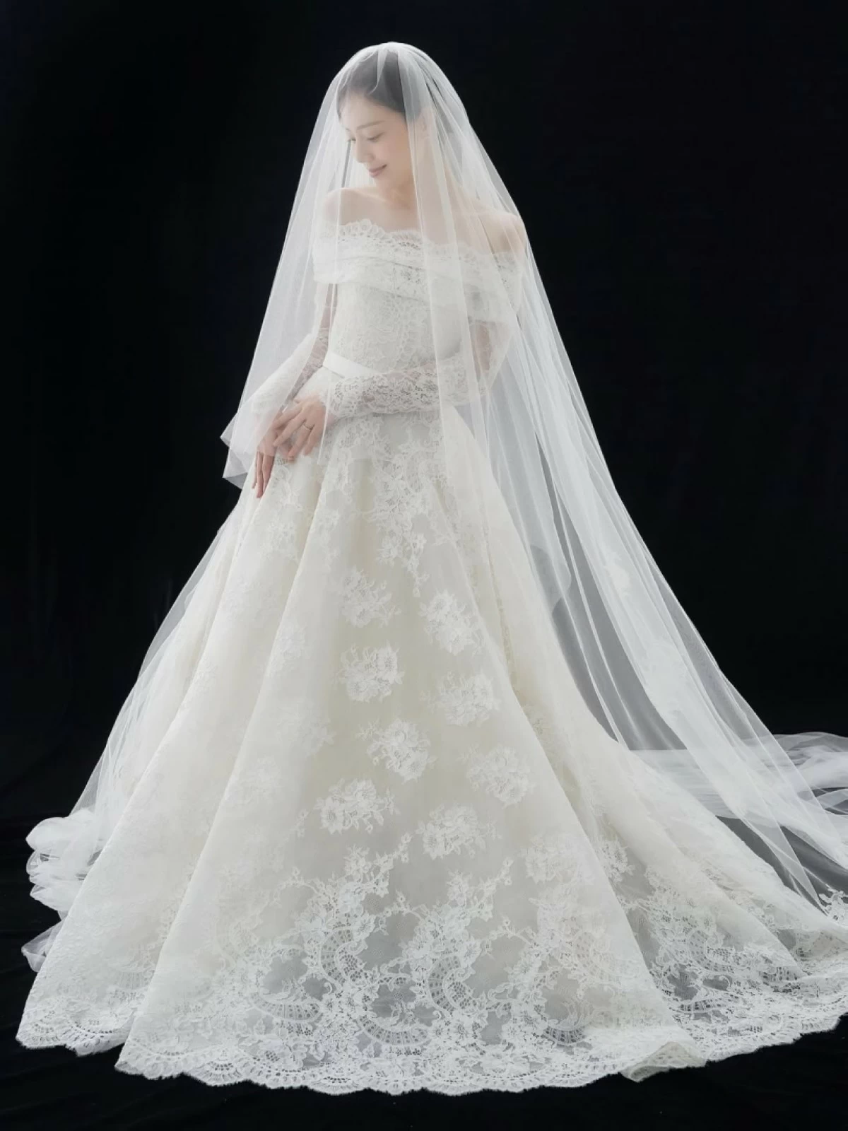 Korean actress Moon Chae-won in a pre-wedding pictorial (Instagram)