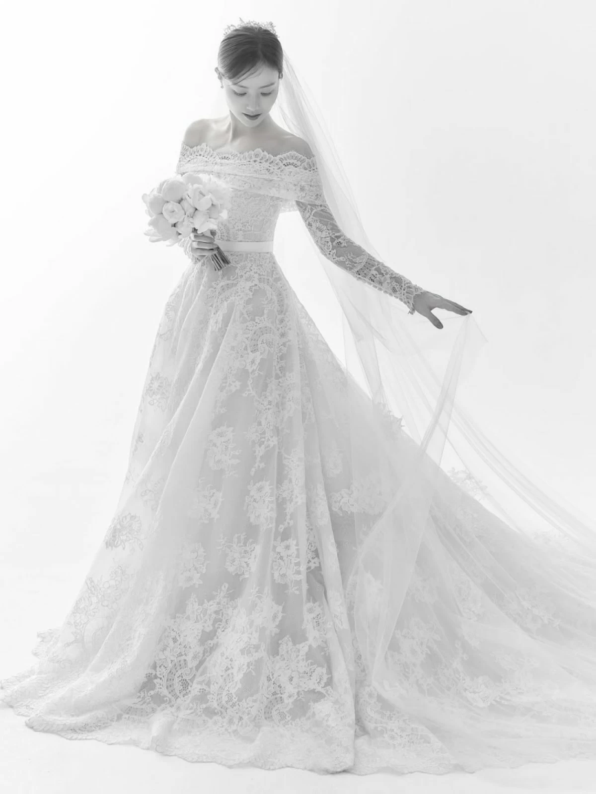 Korean actress Moon Chae-won in a pre-wedding pictorial (Instagram)