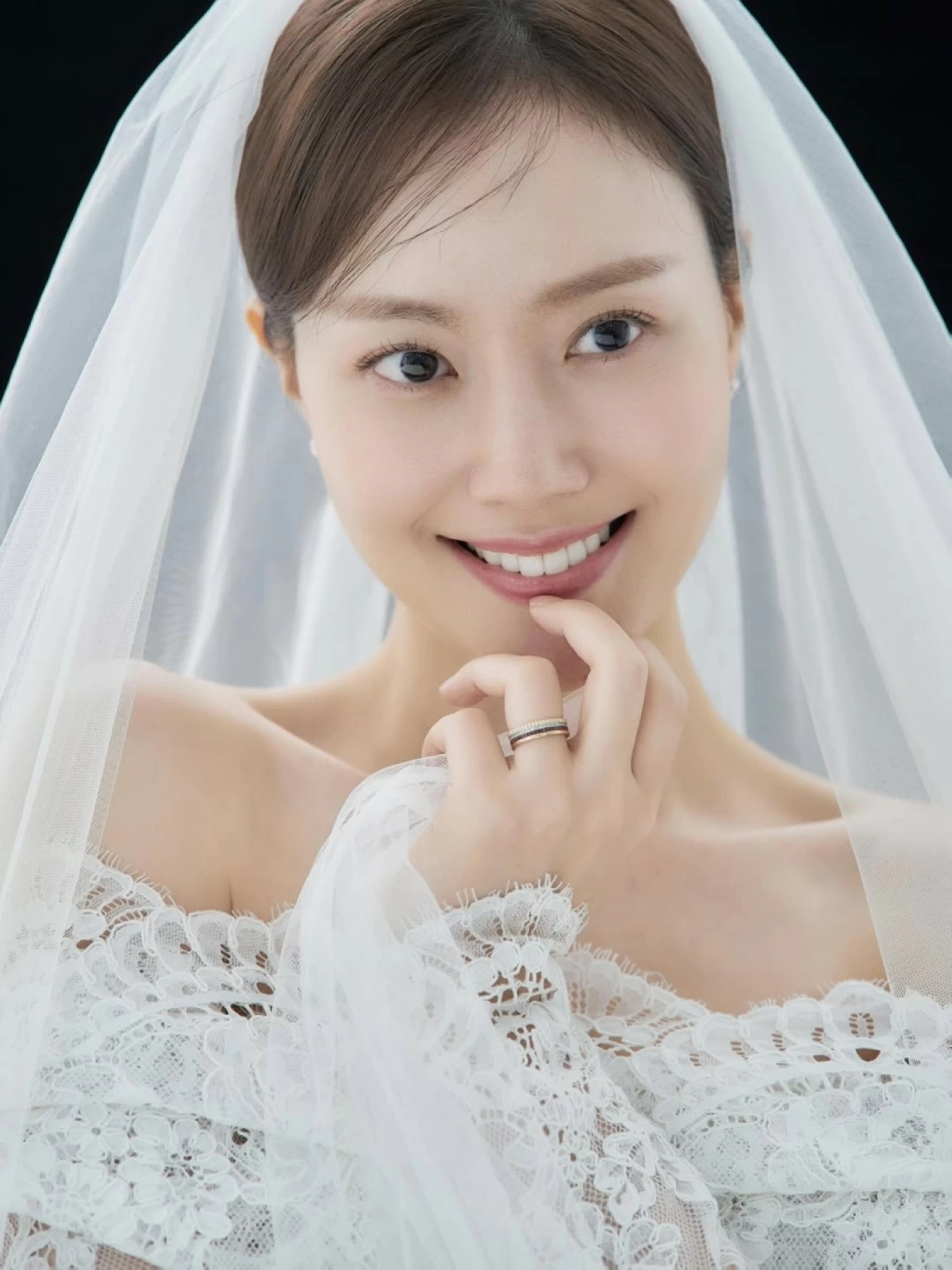Korean actress Moon Chae-won in a pre-wedding pictorial (Instagram)
