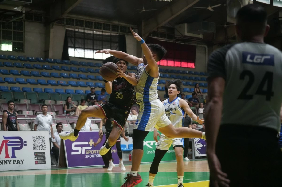 Hesed Gabo strikes for the Gensan Warriors.
