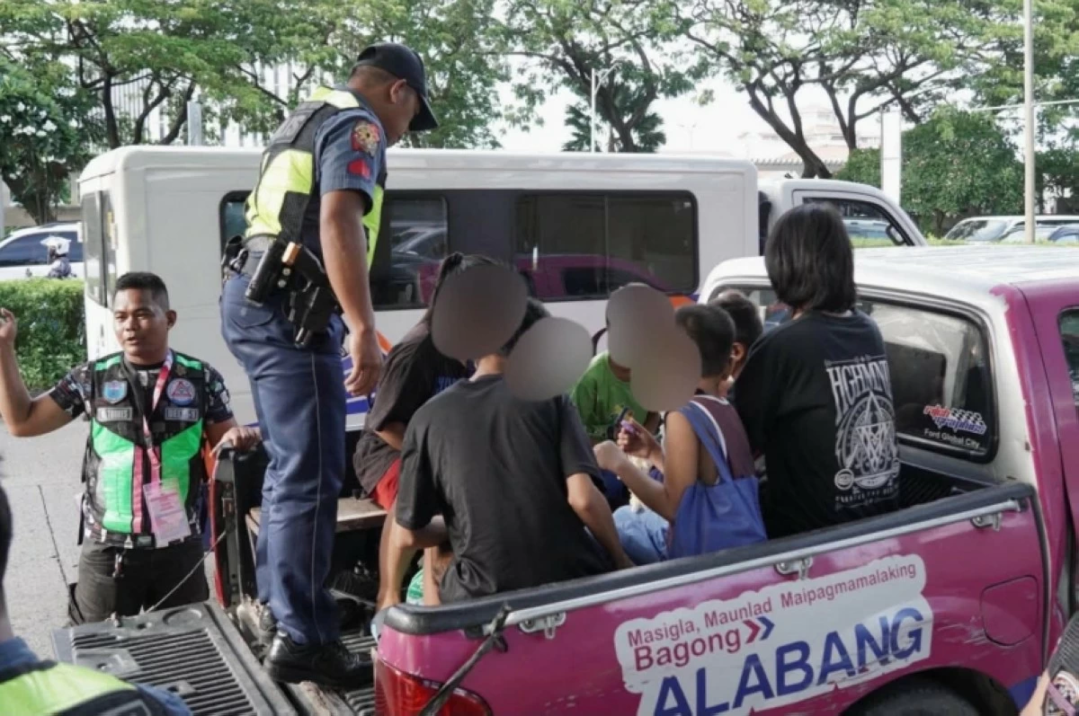 The rescue operation conducted by the Muntinlupa police (Photos from Muntinlupa PIO)
