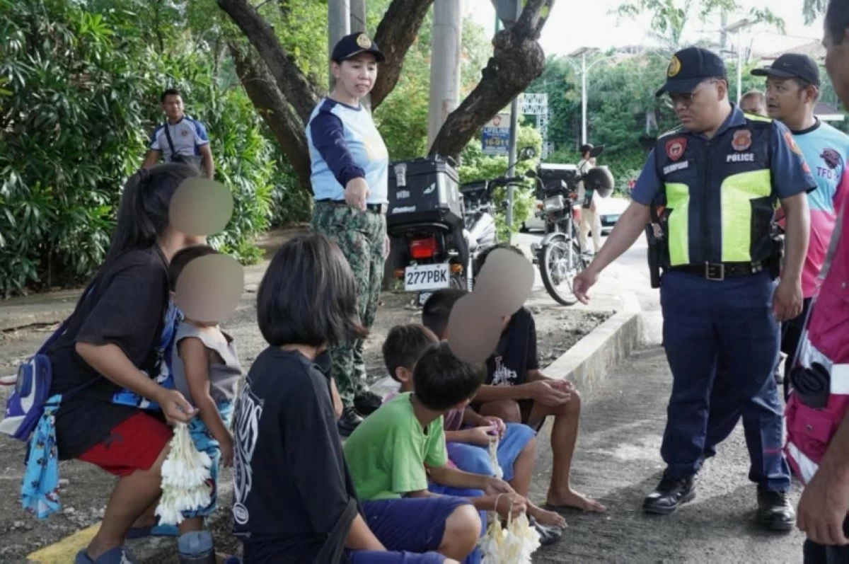 The rescue operation conducted by the Muntinlupa police (Photos from Muntinlupa PIO)