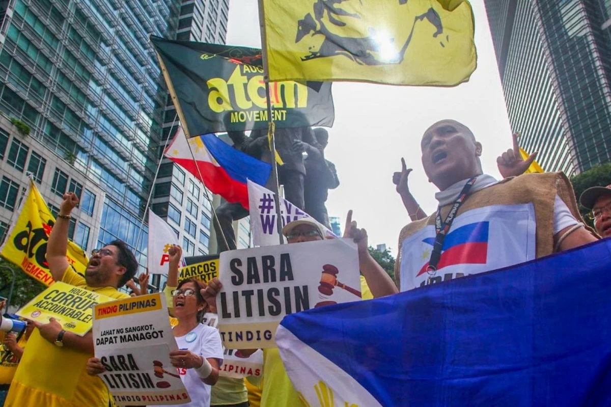 Members of the August Twenty‑One Movement (ATOM) stage a protest at the Ninoy Aquino Monument in Makati City on Sunday, June 28, demanding accountability from officials allegedly involved in corruption. They highlight issues such as the alleged flood control scandal and the ongoing impeachment proceedings against Vice President Sara Duterte. (Photos by John Louie Abrina)