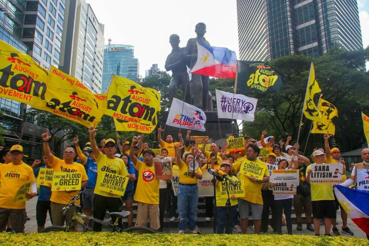 Members of the August Twenty‑One Movement (ATOM) stage a protest at the Ninoy Aquino Monument in Makati City on Sunday, June 28, demanding accountability from officials allegedly involved in corruption. They highlight issues such as the alleged flood control scandal and the ongoing impeachment proceedings against Vice President Sara Duterte. (Photos by John Louie Abrina)