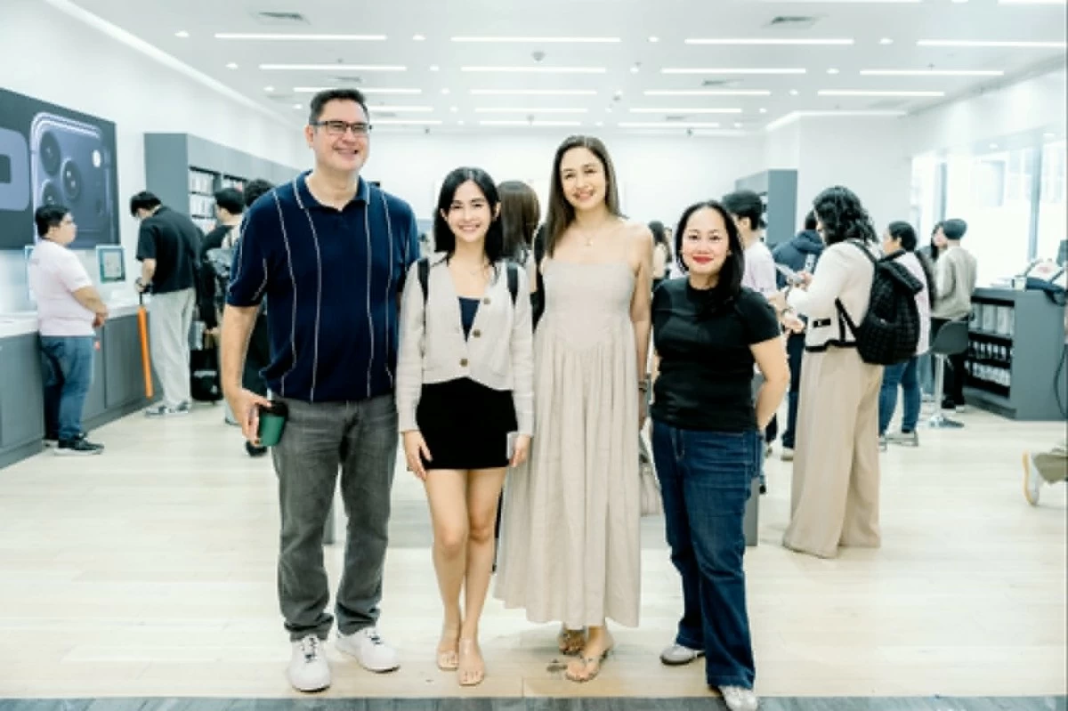 (From left) Digimap President Anton Gonzalez; Pattie Paraiso; Kelly Misa; and Digimap Country Marketing Manager Laine Vallar.