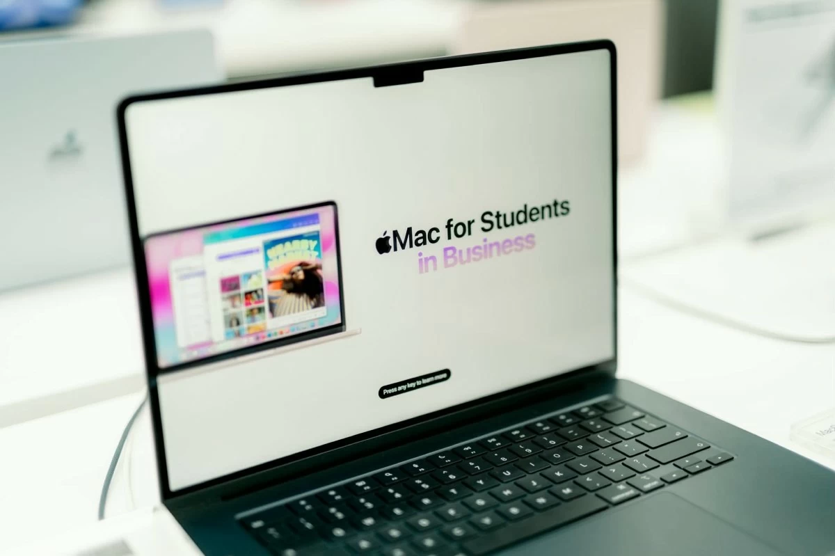 The event allowed students to experience Apple devices firsthand and explore which products best fit their chosen field of study.