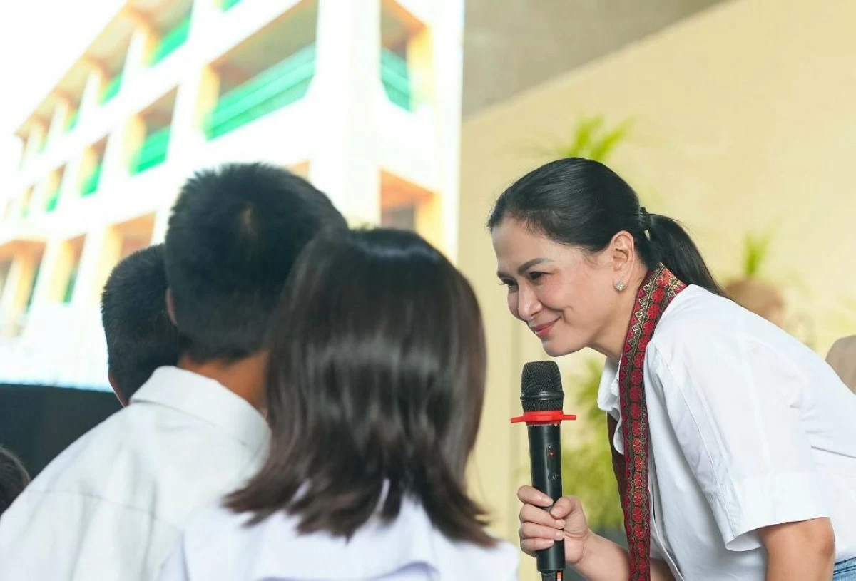 ILOILO City Rep. Baronda with students.  (Office of Rep. Baronda)

