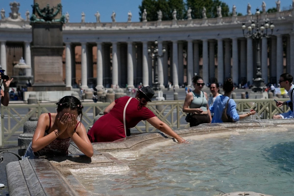 PEOPLE refresh in a fountain after the Angelus noon prayer celebrated by Pope Leo XIV from the window of his studio overlooking Saint Peter's Square, at the Vatican, Sunday, June 28, 2026. (AP)