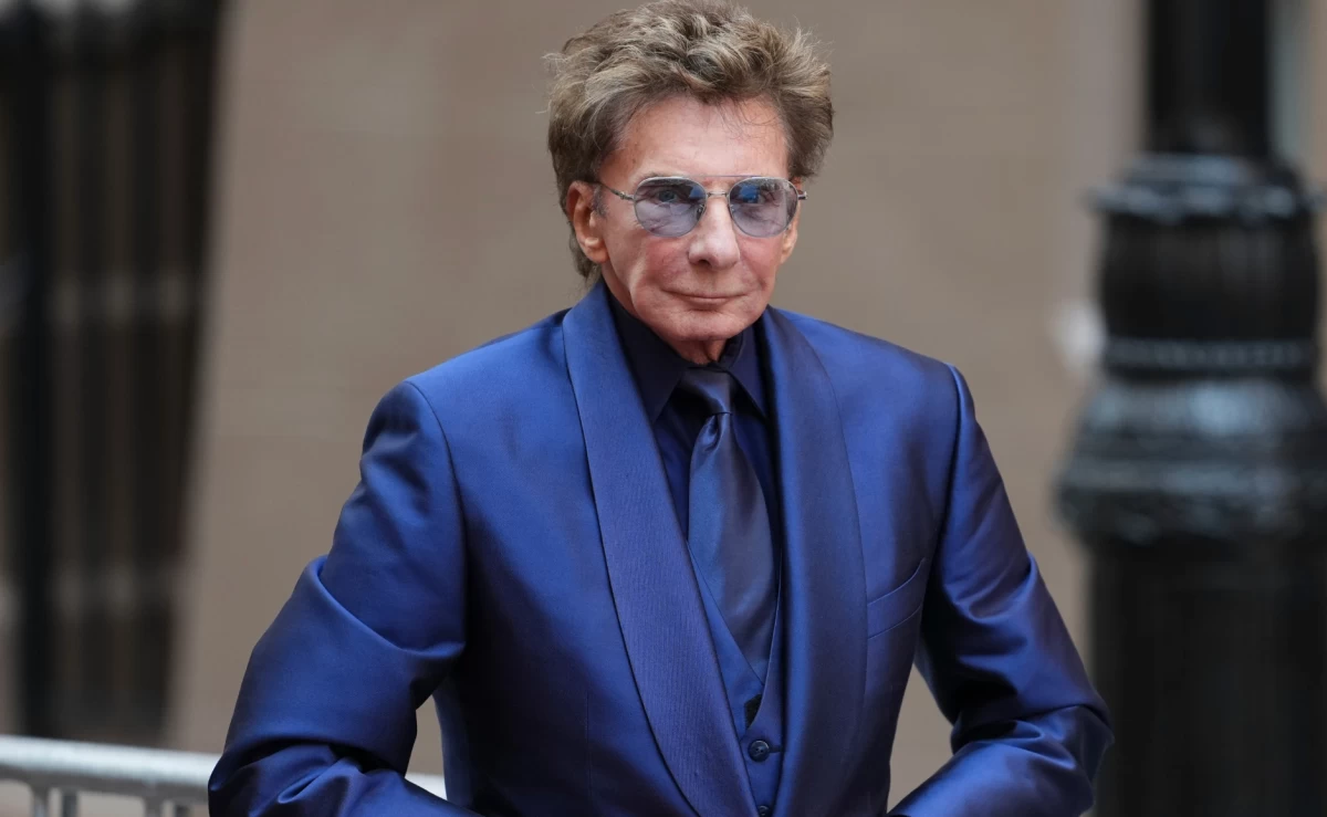 Barry Manilow arrives at the funeral service for Clive Davis (AP) 