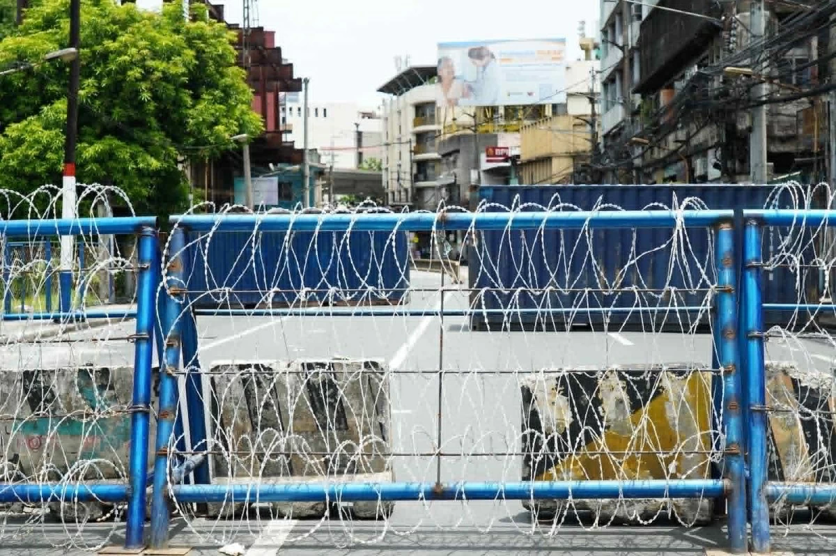Manila police set up double barricades at Recto Avenue and Mendiola and are on maximum tolerance as the INC rally continues at Liwasang Bonifacio on Tuesday.