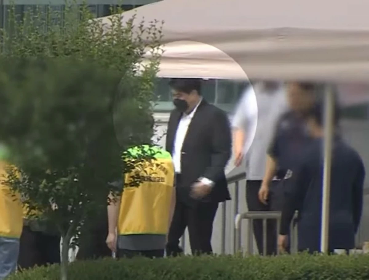 Korean trot singer Kim Ho-joong leaving the Somang Correctional Institution in Yeoju, Gyeonggi Province on June 30 after being released on parole (Screenshot from YonhapTV News video on YouTube)( 