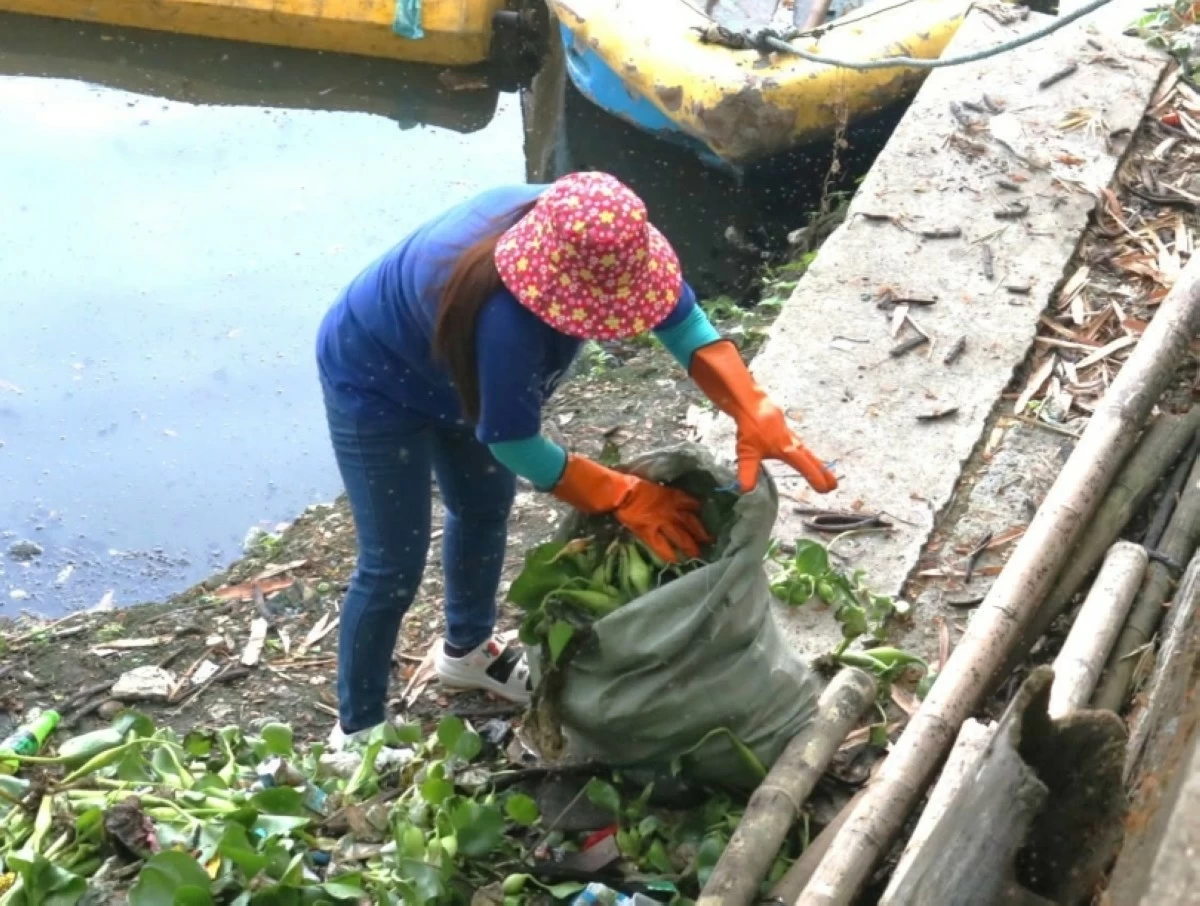 Clean-up drive in Muntinlupa's Alabang-Cupang river in April 2025 (Photo from the Muntinlupa City government) 