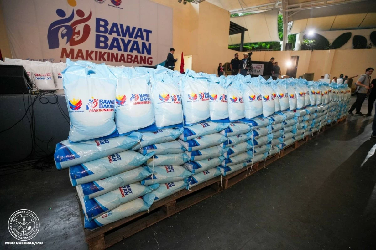 Thousands of rice packs are prepared for distribution during the second tranche of the national government’s “Bawat Bayan Makikinabang” program at the Valenzuela City Amphitheater. (Photos from Valenzuela PIO)