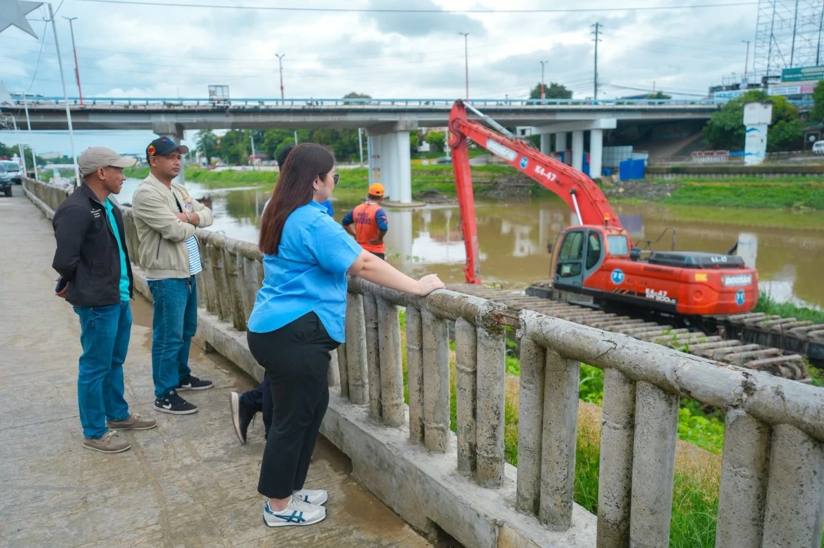 Marikina City Mayor Maan Teodoro oversees the dredging operation along the Marikina River using the new amphibious dredger given by the Department of Public Works and Highways (DPWH) on Tuesday, June 30. (Photos from Marikina LGU)