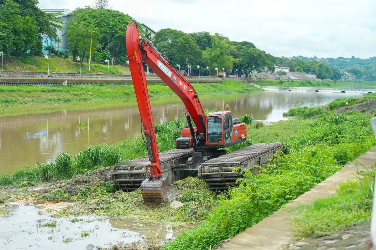 Marikina City Mayor Maan Teodoro oversees the dredging operation along the Marikina River using the new amphibious dredger given by the Department of Public Works and Highways (DPWH) on Tuesday, June 30. (Photos from Marikina LGU)