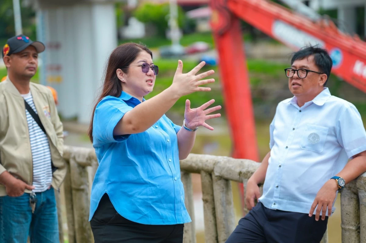 Marikina City Mayor Maan Teodoro oversees the dredging operation along the Marikina River using the new amphibious dredger given by the Department of Public Works and Highways (DPWH) on Tuesday, June 30. (Photos from Marikina LGU)