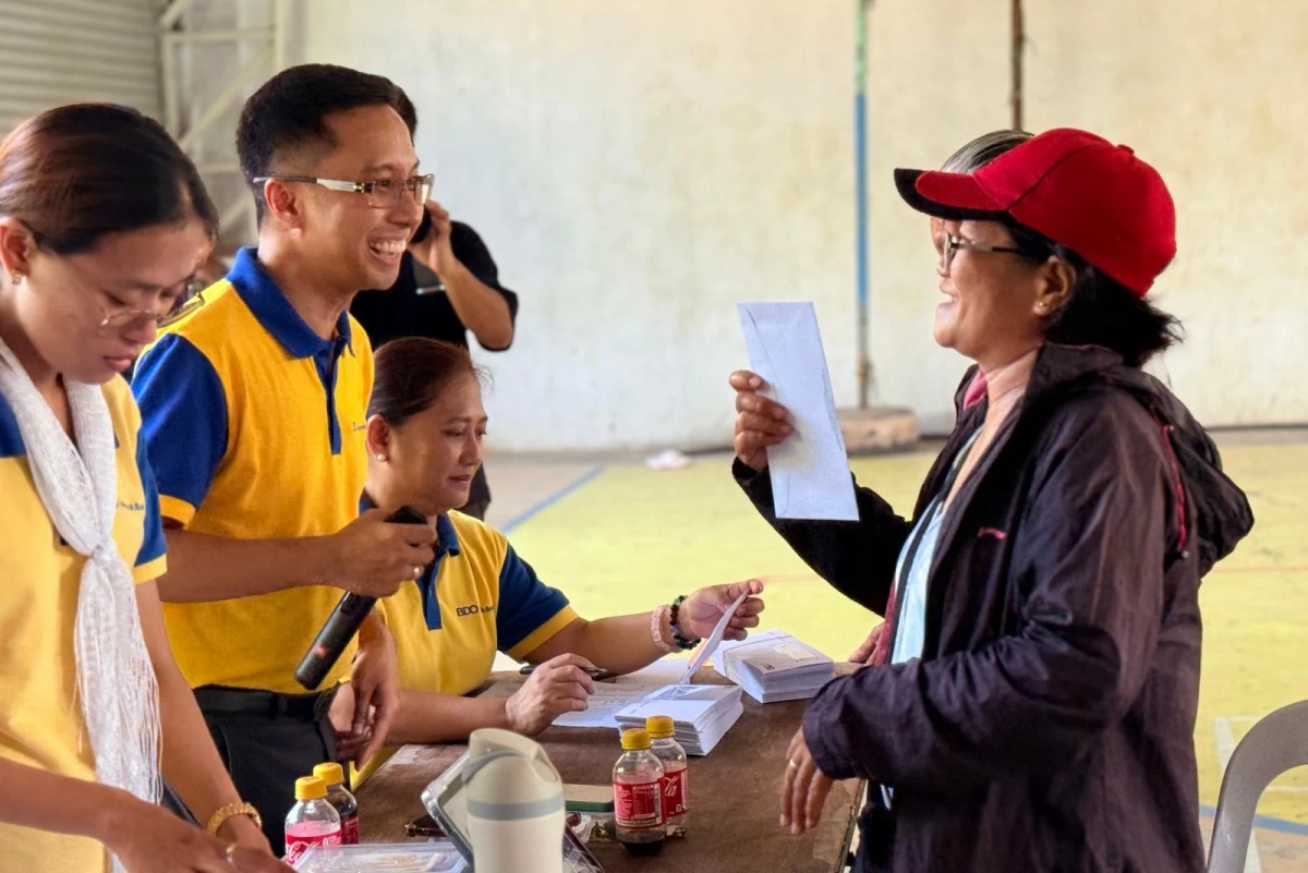 Representatives from BDO Network Bank Pagudpud distribute cash cards to ACEN’s host communities as part of the company’s efforts to modernize its seedling production program in Ilocos Norte.