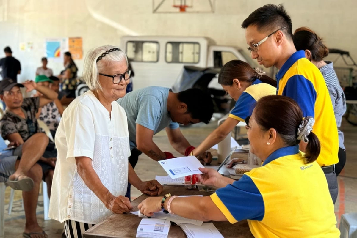 A seedling producer from ACEN’s host community in Pagudpud, Ilocos Norte receives a BDO cash card during the first day of the financial wellness sessions in Brgy. Caparispisan on May 28.