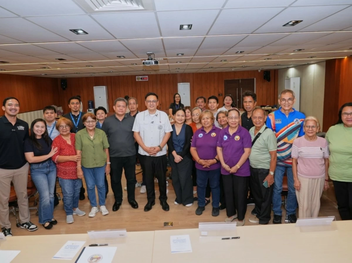 Muntinlupa Mayor Ruffy Biazon join representatives from SM Center Muntinlupa, Festival Mall and Alabang Town Center, councilors, and senior citizens. (Photo from Muntinlupa PIO)