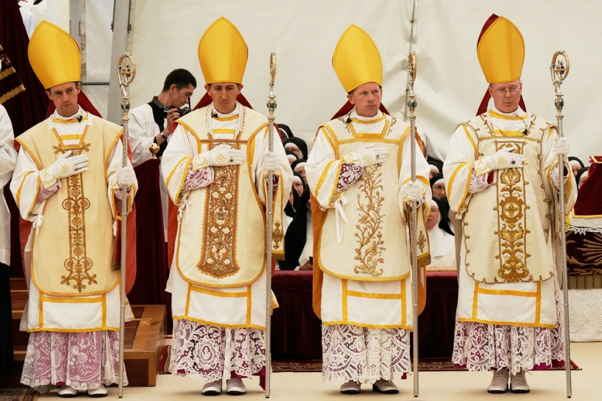 Manila Bulletin - Defying Pope Leo XIV, traditionalists go ahead with ...