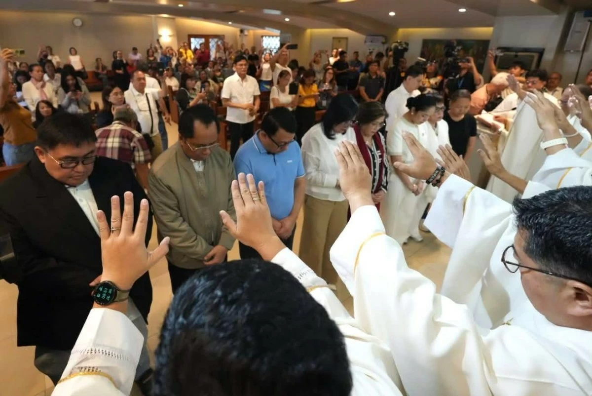 The House prosecution panel gets prayed over during Thursday’s mass (House of Representatives)