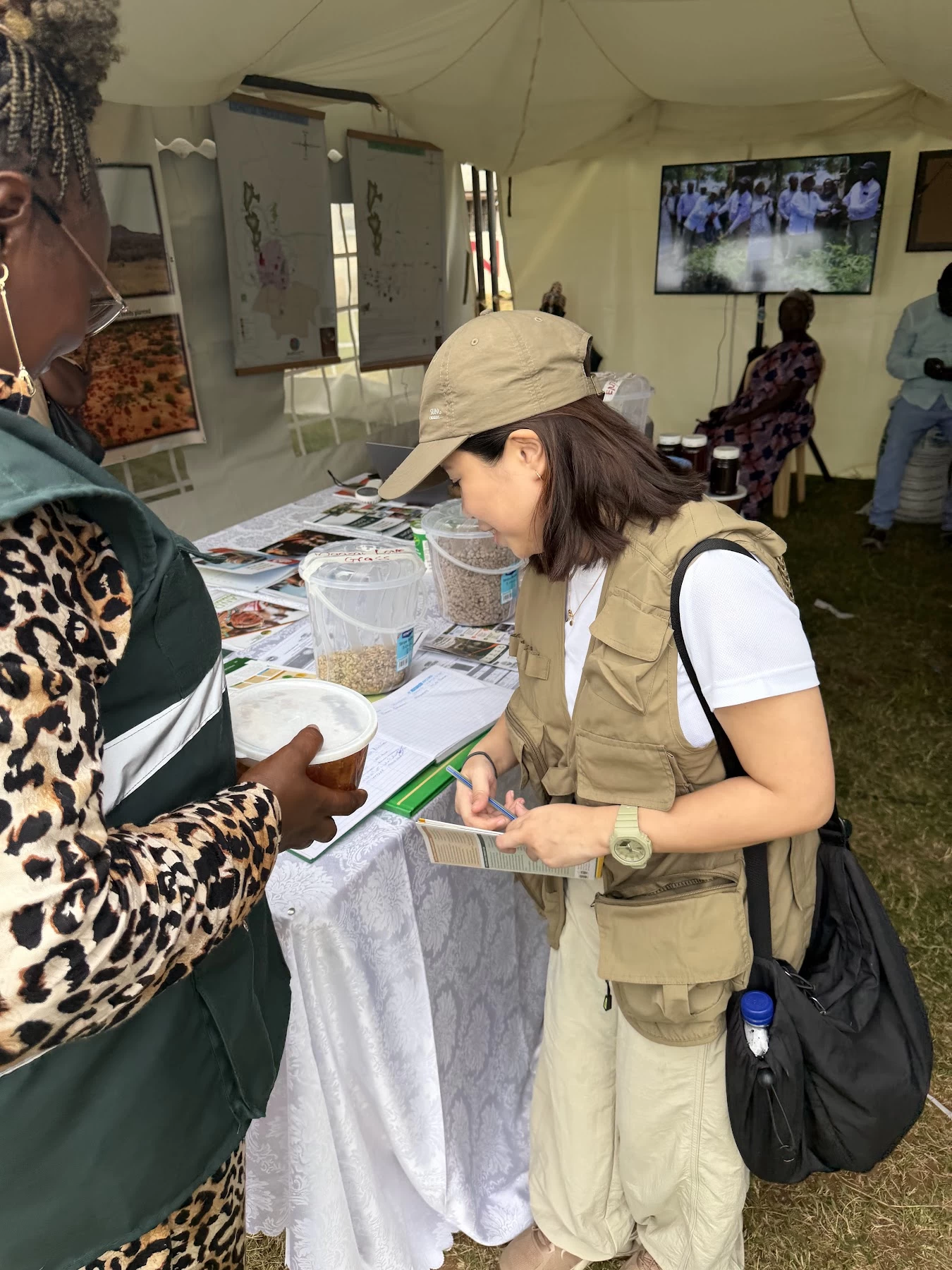 Officials demonstrate Kenya’s drought management strategies. 