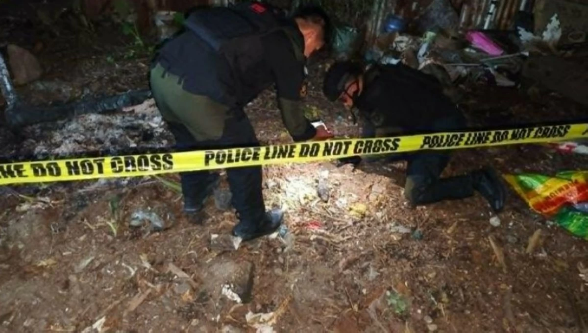 Experts inspect the vintage mortar cartridge in Taguig. (Photo from Taguig police / SPD)