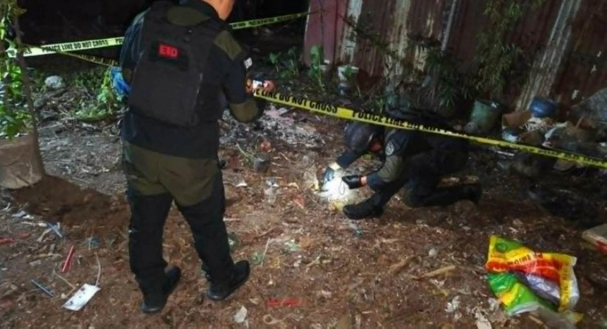 Experts inspects the vintage mortar cartridge in Taguig. (Photo from Taguig police / SPD)