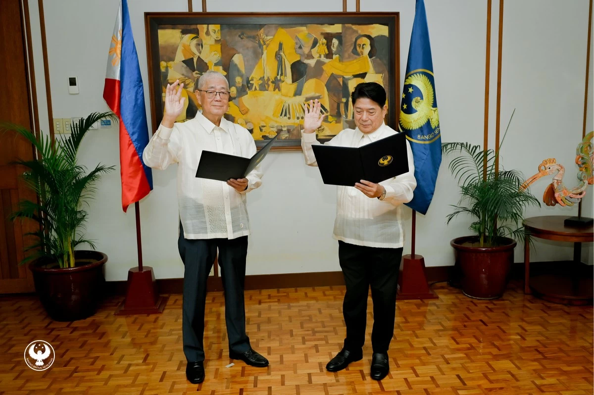 Jose L. Querubin takes his oath of office before BSP Governor Eli Remolona Jr. following his reappointment to the Monetary Board. Querubin, a veteran banker and former United Coconut Planters Bank chief executive officer, will retain his seat on the seven-member policy-setting board until July 2032.