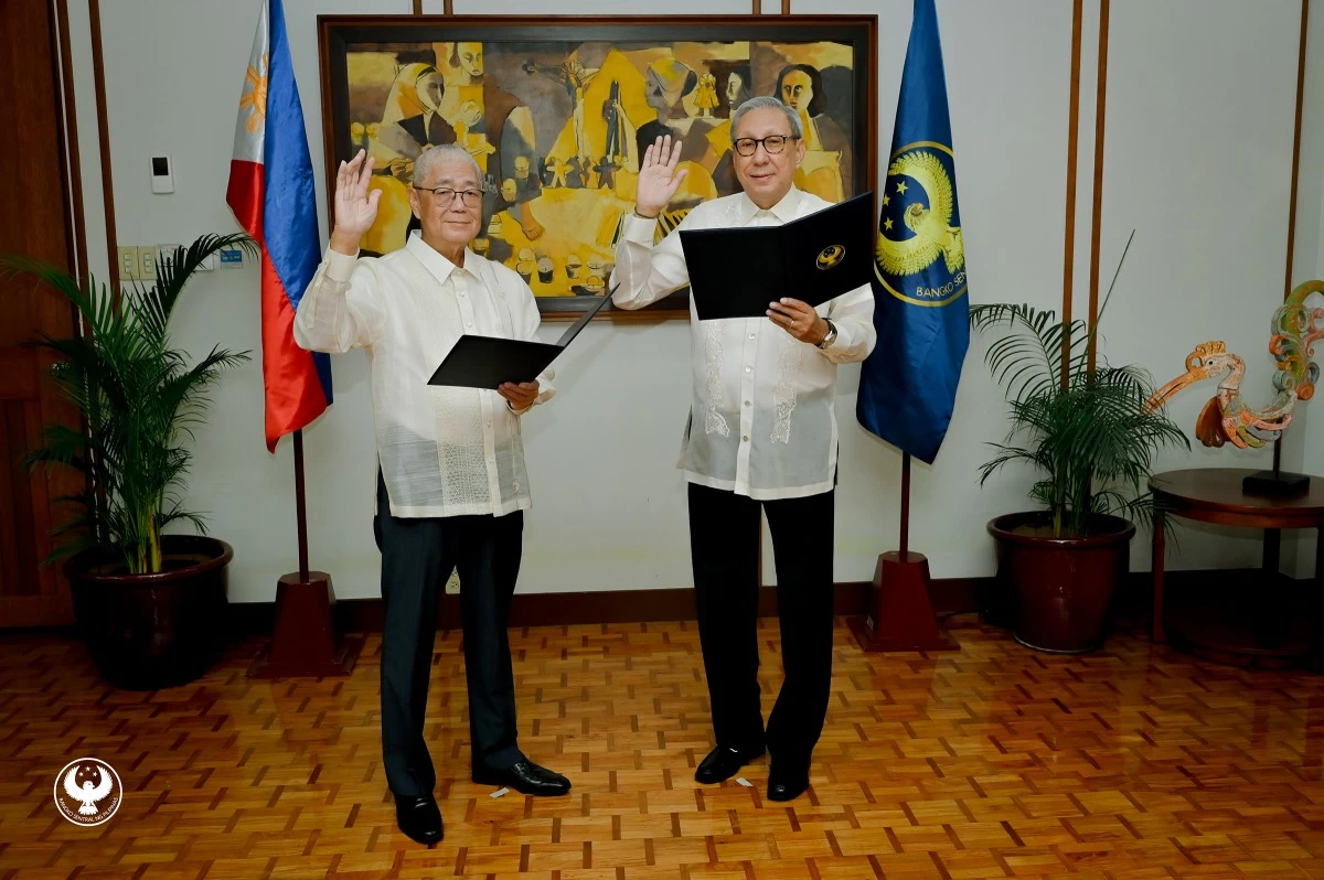 BSP Governor Eli Remolona Jr. administers the oath of office to reappointed Monetary Board member Walter C. Wassmer. The former BDO Unibank Inc. executive was reappointed by President Ferdinand Marcos Jr. to serve a full six-year term on the central bank’s highest policymaking body until July 2032.