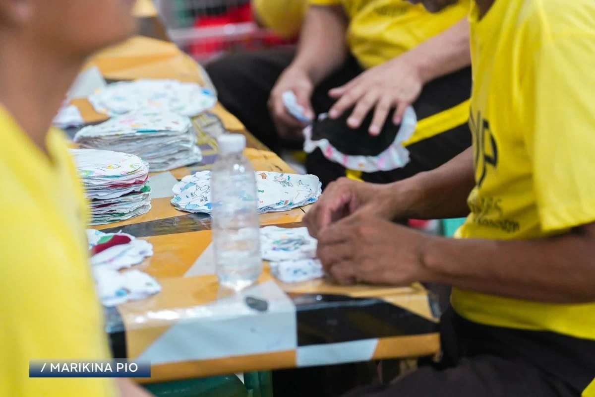 Mayor Maan Teodoro and Rep. Marcy Teodoro lead the turnover of sewing machines, television sets, and hygiene kits to the BJMP–Marikina City Jail as part of the city government’s continuing support for the welfare and rehabilitation of persons deprived of liberty. (Photos from Marikina LGU)