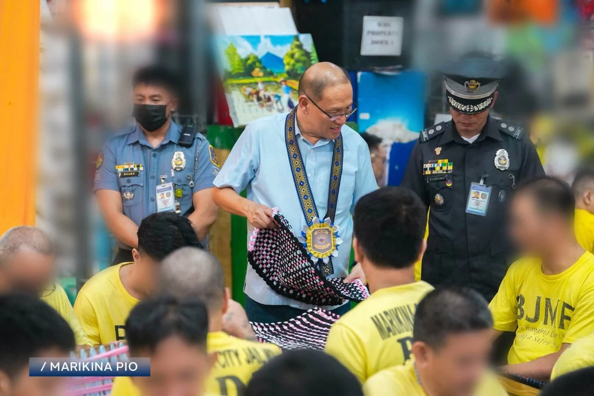 Mayor Maan Teodoro and Rep. Marcy Teodoro lead the turnover of sewing machines, television sets, and hygiene kits to the BJMP–Marikina City Jail as part of the city government’s continuing support for the welfare and rehabilitation of persons deprived of liberty. (Photos from Marikina LGU)