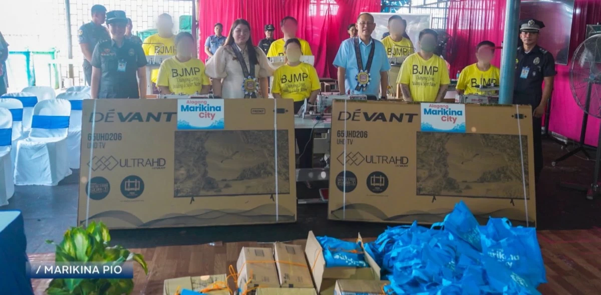 Mayor Maan Teodoro and Rep. Marcy Teodoro lead the turnover of sewing machines, television sets, and hygiene kits to the BJMP–Marikina City Jail as part of the city government’s continuing support for the welfare and rehabilitation of persons deprived of liberty. (Photos from Marikina LGU)