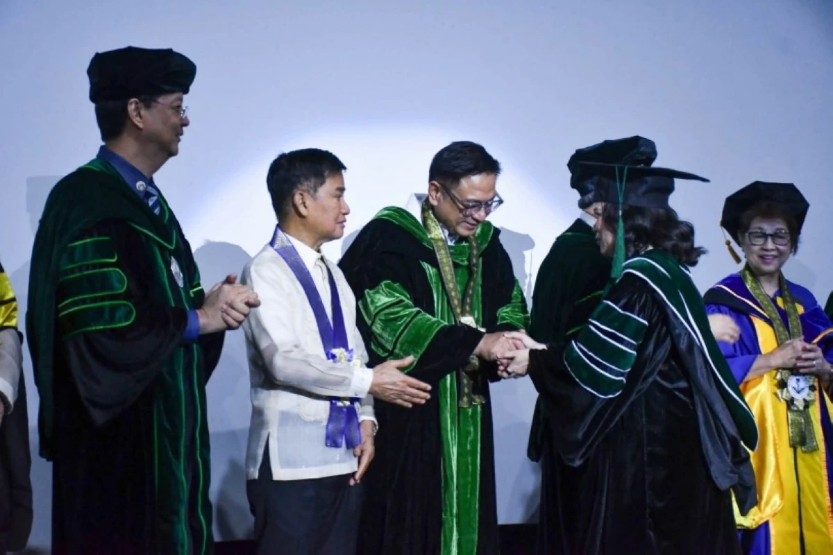 Mayor Ruffy Biazon and Rep. Jaime Fresnedi attend the graduation ceremony of the Pamantasan ng Lungsod ng Muntinlupa-Ospital ng Muntinlupa (PLMun-OsMun) College of Medicine. (Photo from Muntinlupa PIO)